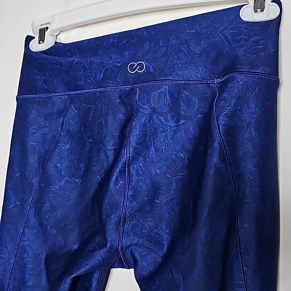 CALIA Carrie Underwood blue paisley print ruched calf tight fit capri leggings M